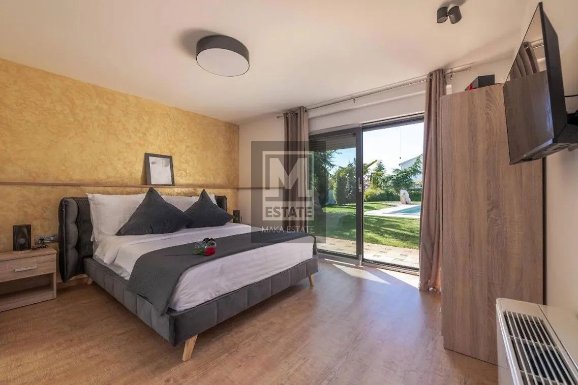 Parenzo, dintorni, imponente villa con ampio giardino e vista mare!