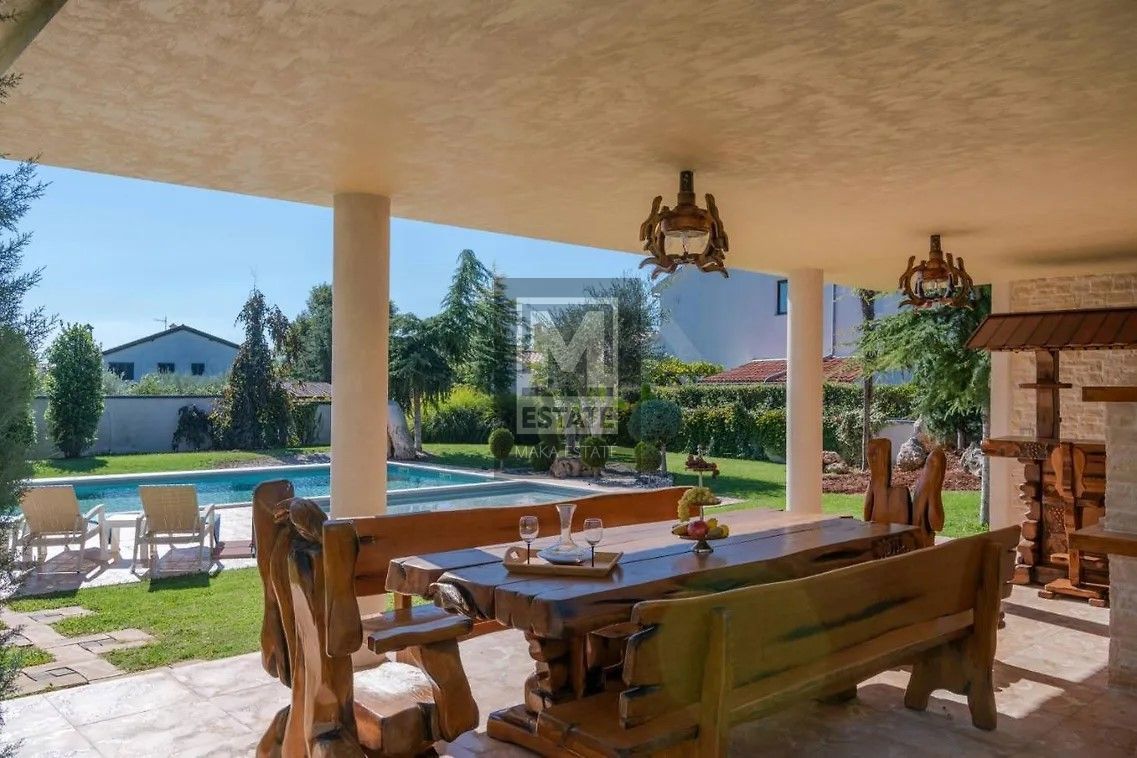 Parenzo, dintorni, imponente villa con ampio giardino e vista mare!
