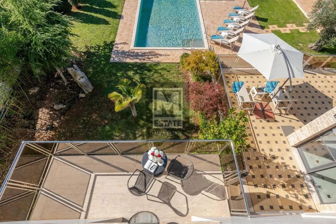Parenzo, dintorni, imponente villa con ampio giardino e vista mare!