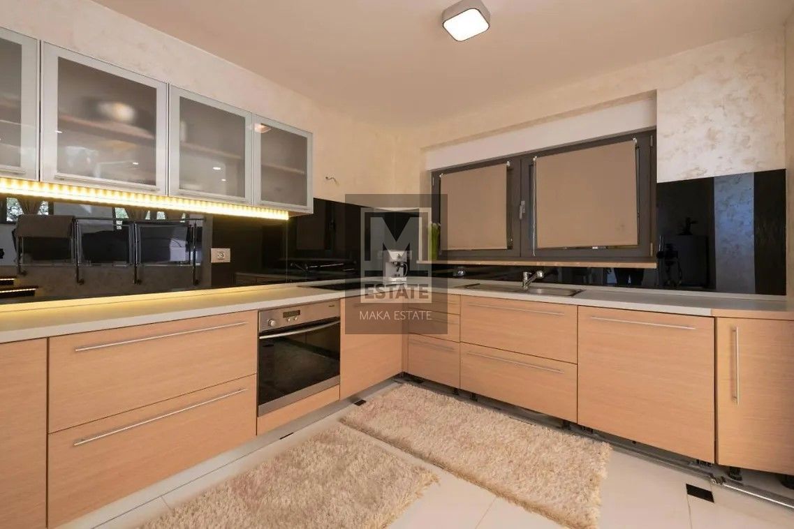 Parenzo, dintorni, imponente villa con ampio giardino e vista mare!