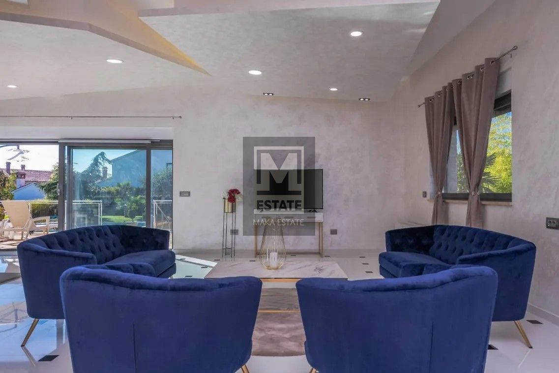 Parenzo, dintorni, imponente villa con ampio giardino e vista mare!