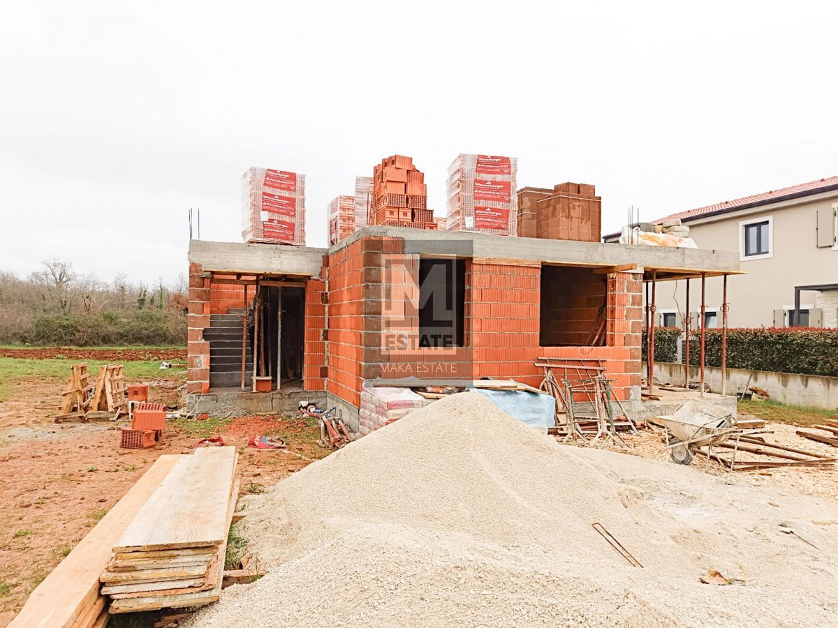 Parenzo, dintorni, Casa bifamiliare in fase Roh-bo