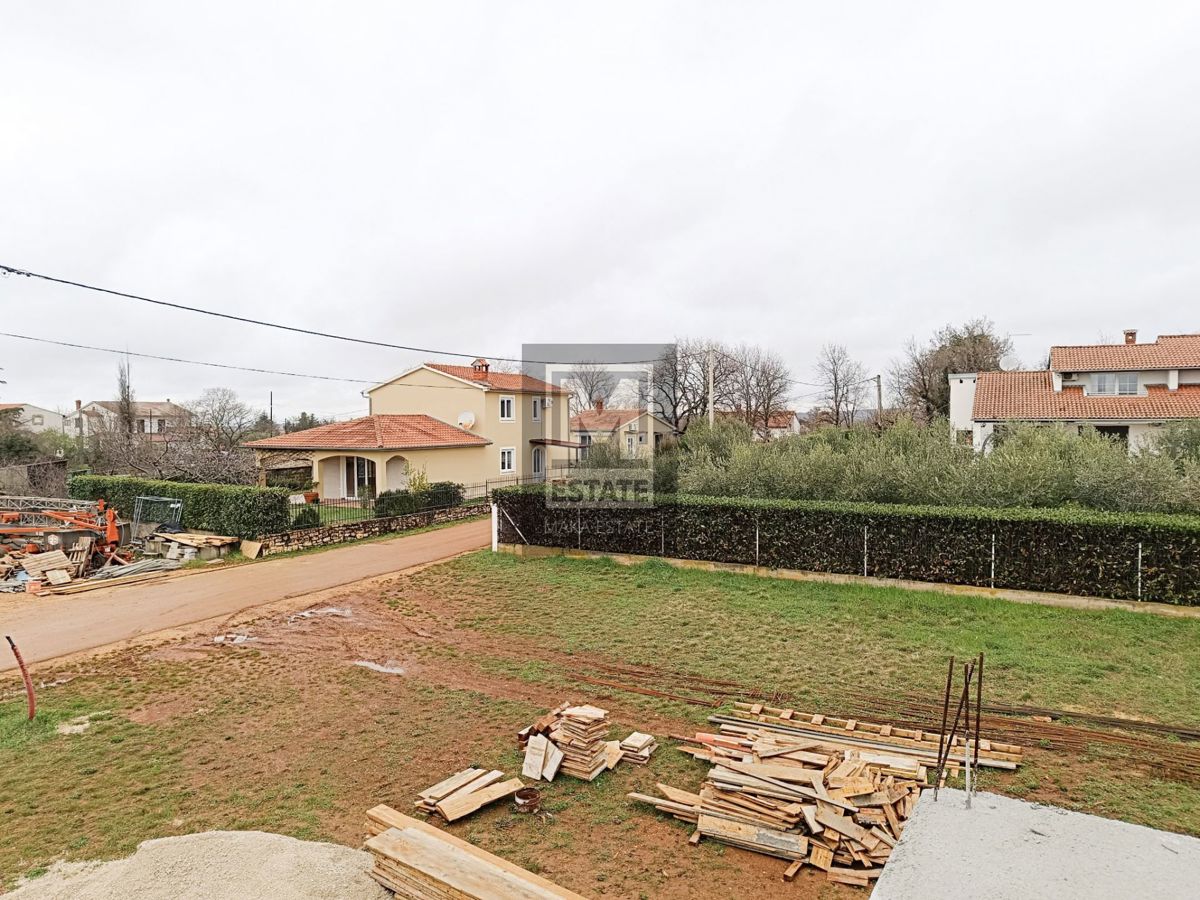 Parenzo, dintorni, Casa bifamiliare in fase Roh-bo