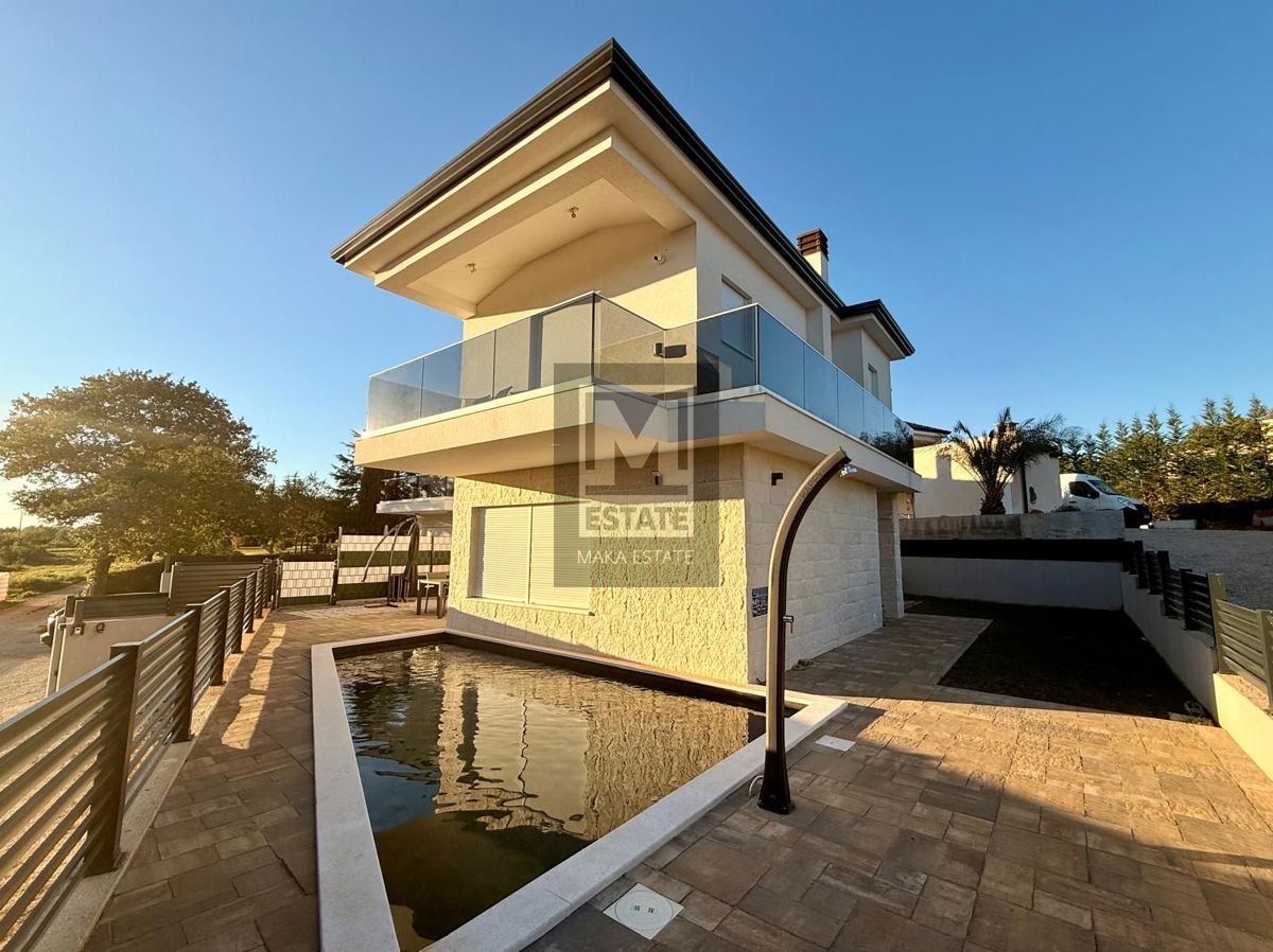 Castellier, dintorni, casa con piscina in un villaggio tranquillo