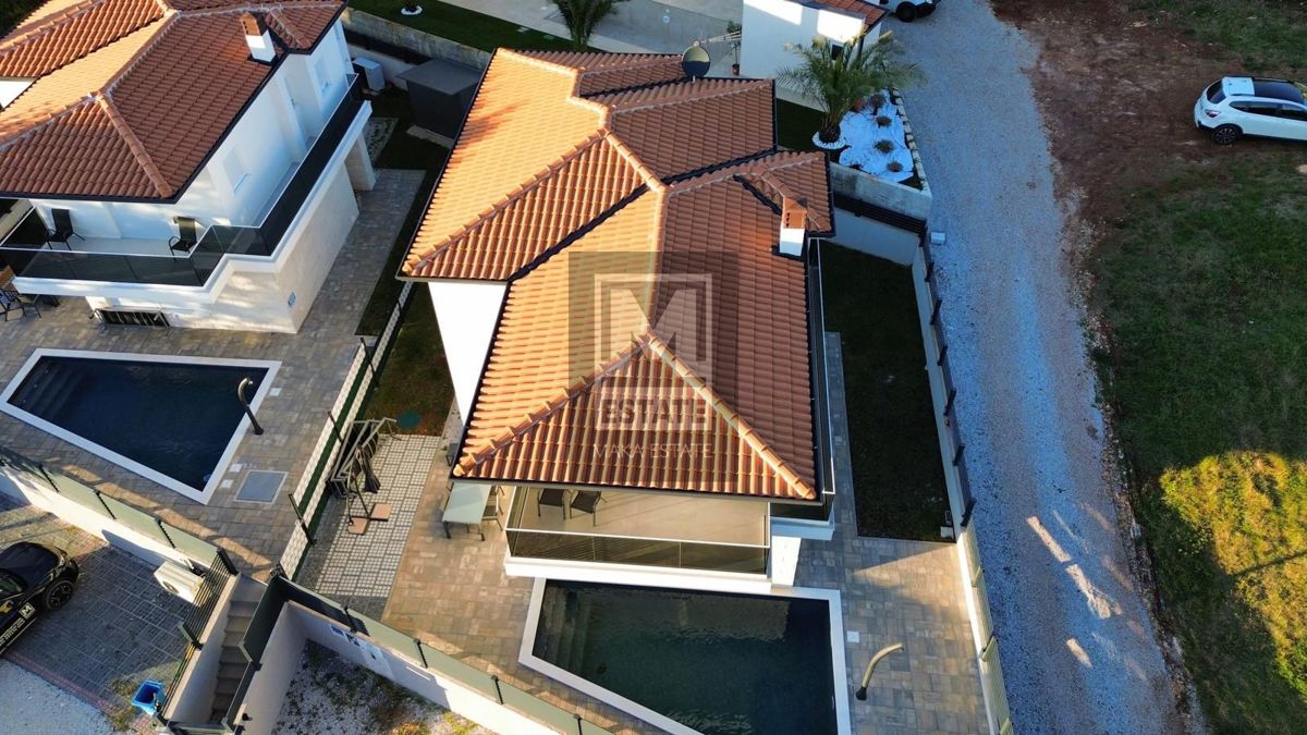 Castellier, dintorni, casa con piscina in un villaggio tranquillo