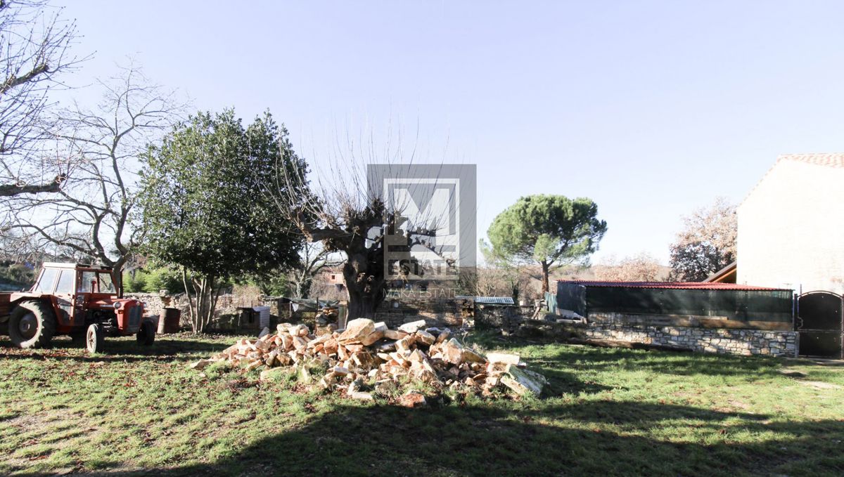 Parenzo, dintorni, Casa con giardino per adattamento