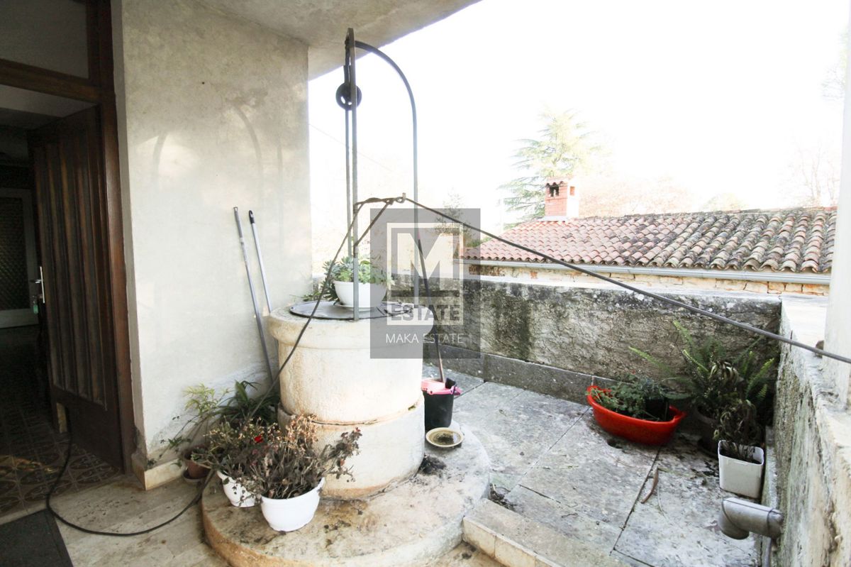 Parenzo, dintorni, Casa con giardino per adattamento