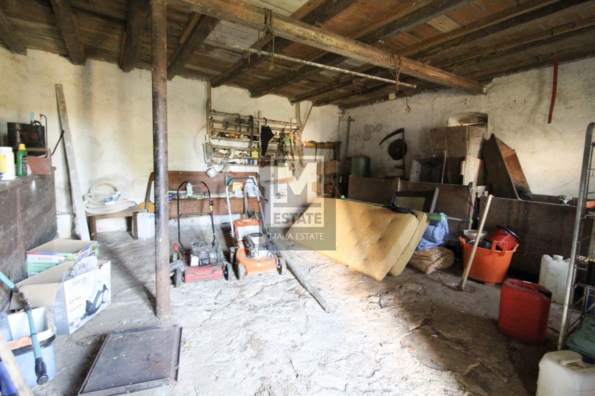 Parenzo, dintorni, Casa con giardino per adattamento