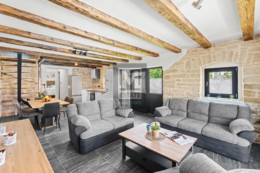 Parenzo, dintorni, Casa in pietra ristrutturata con piscina