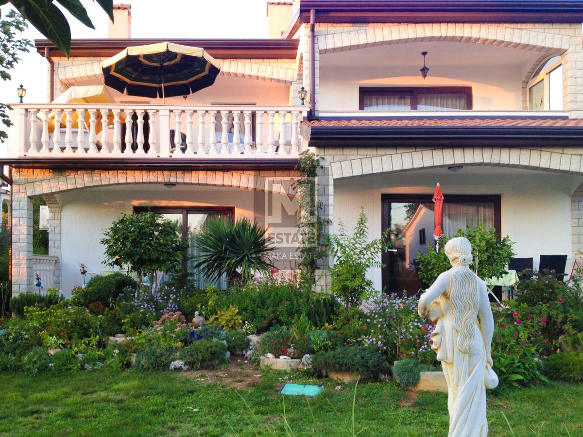 Parenzo, centro più ampio, palazzina a 1 km dal mare