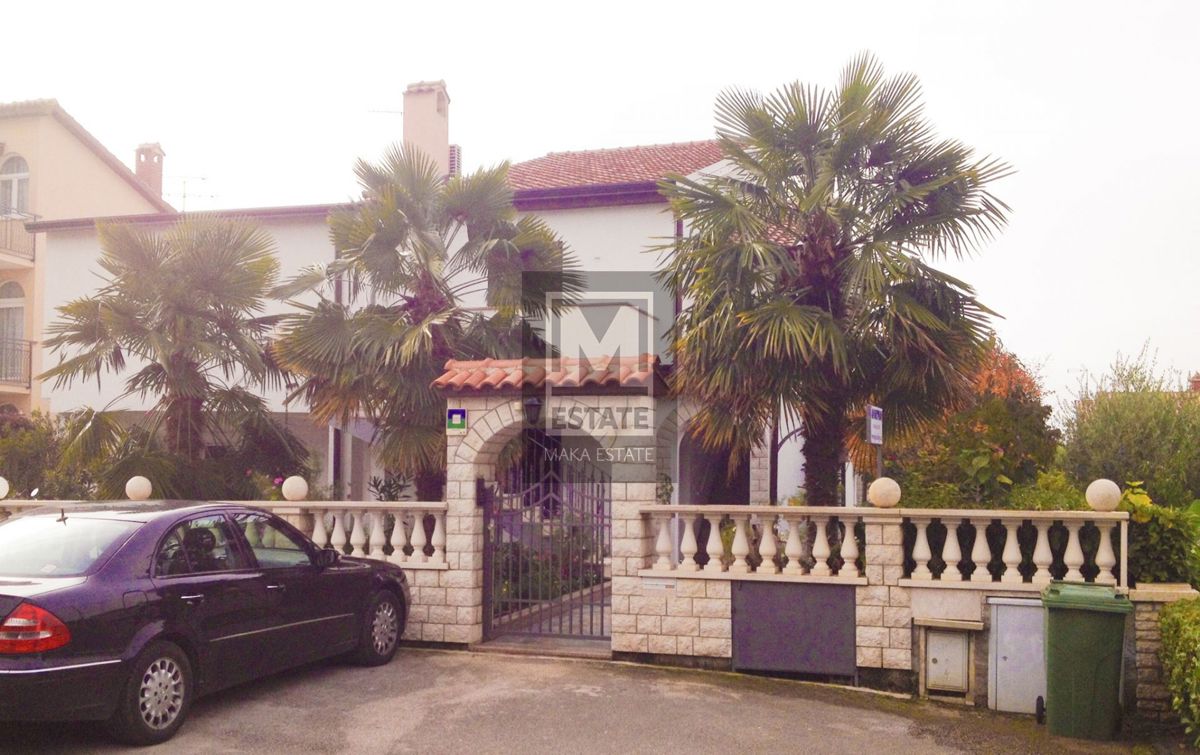 Parenzo, centro più ampio, palazzina a 1 km dal mare