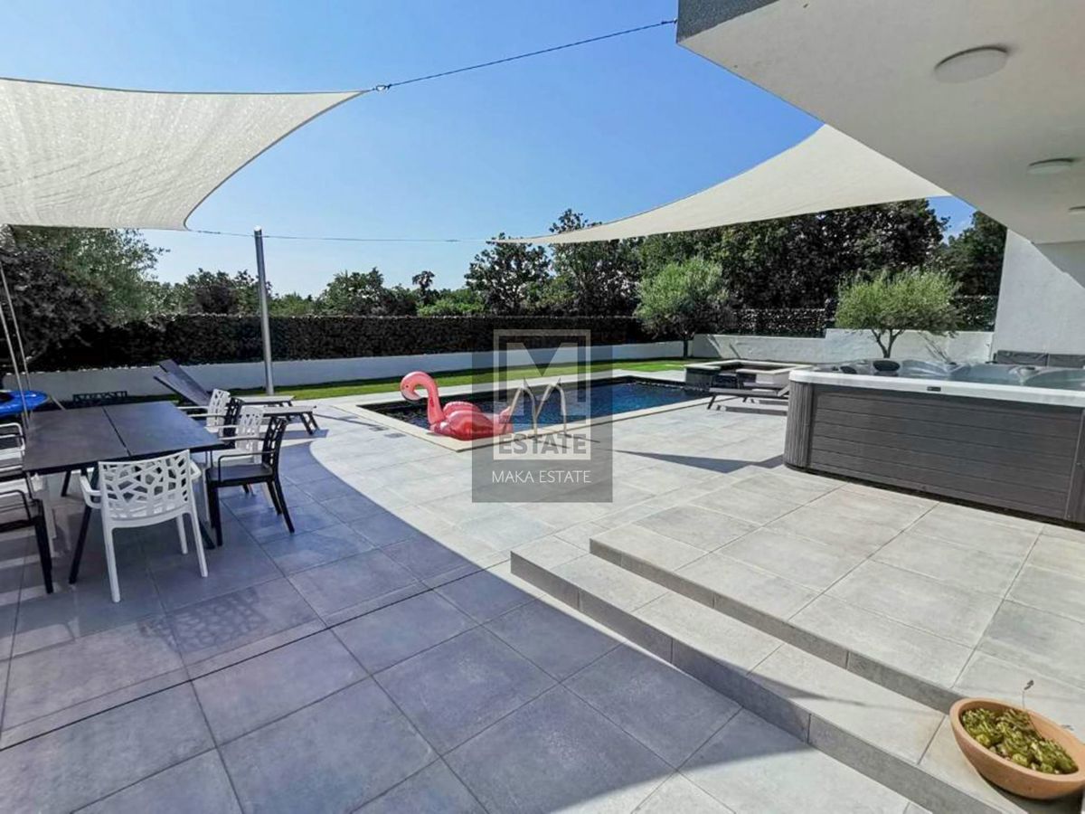 Parenzo, eccellente villa con piscina vicino alla città!