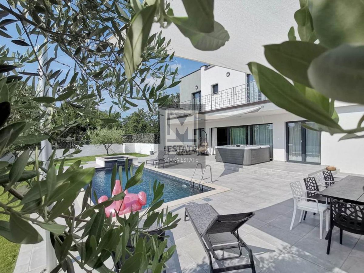 Parenzo, eccellente villa con piscina vicino alla città!