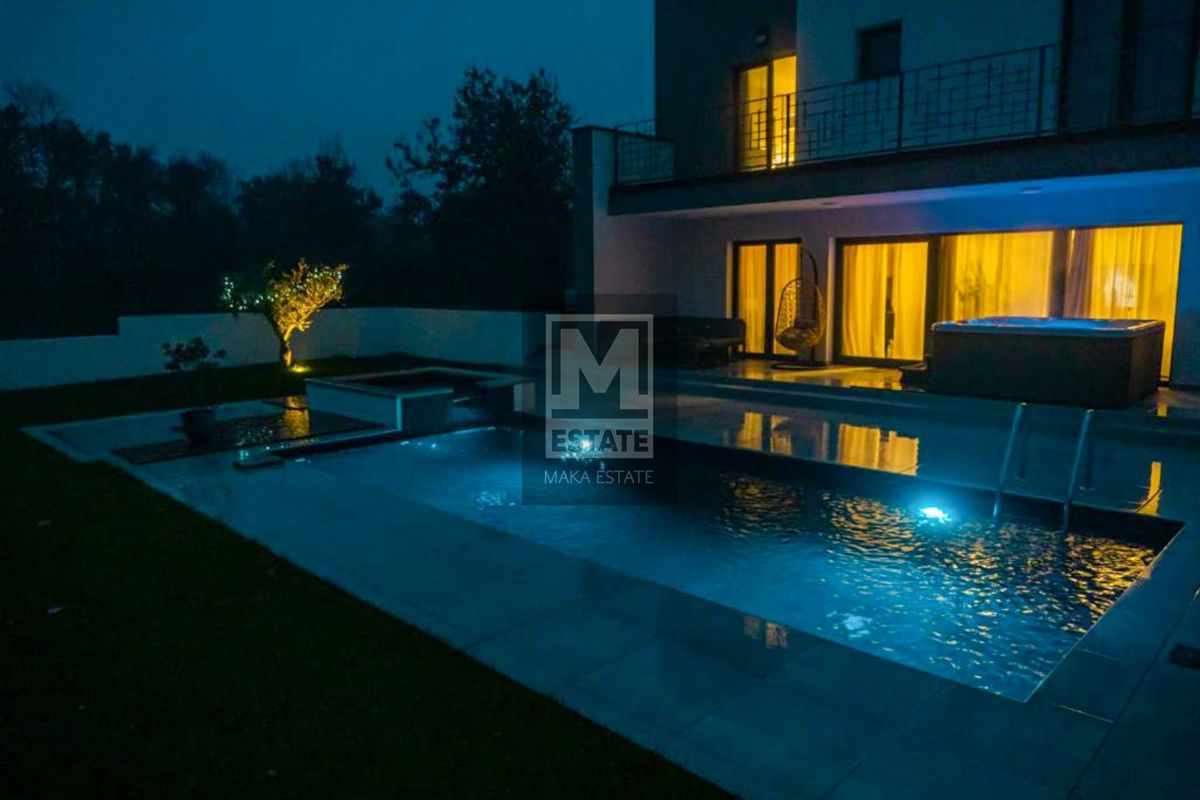 Parenzo, eccellente villa con piscina vicino alla città!