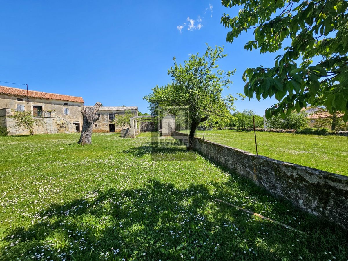 Parenzo, dintorni, ottima casa in pietra con ampio giardino!