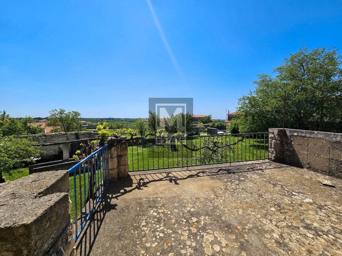 Parenzo, dintorni, ottima casa in pietra con ampio giardino!