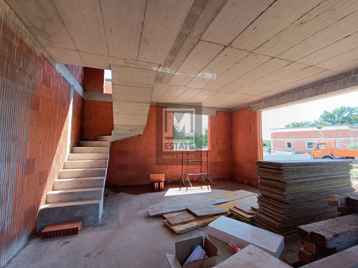 Parenzo, dintorni, casa moderna in fondo alla fila in una posizione tranquilla