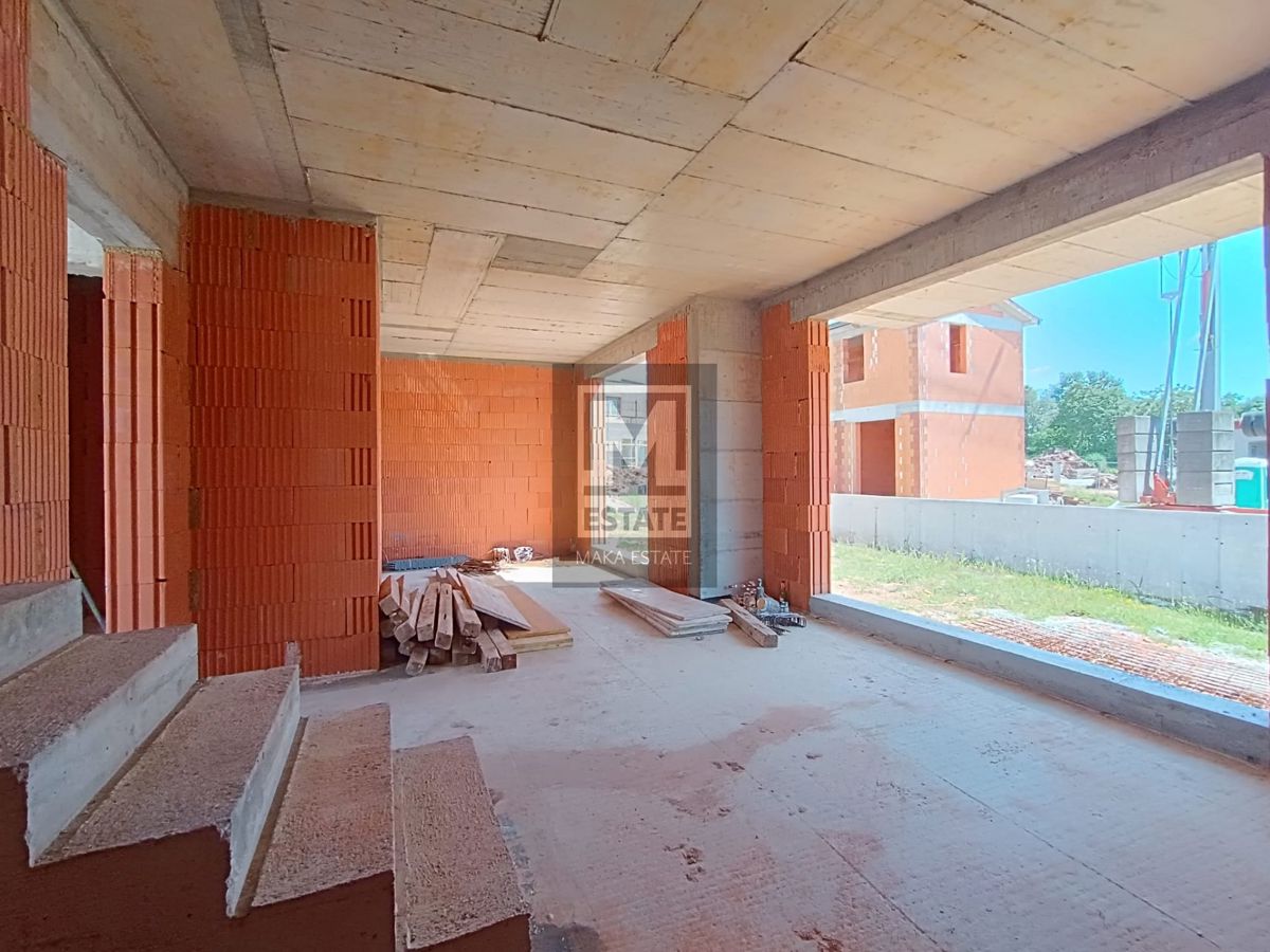 Parenzo, dintorni, casa moderna in fondo alla fila in una posizione tranquilla