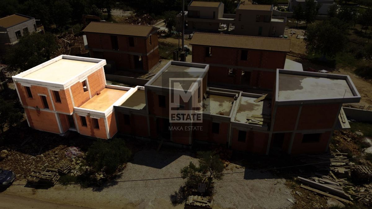 Parenzo, dintorni, casa moderna in fondo alla fila in una posizione tranquilla