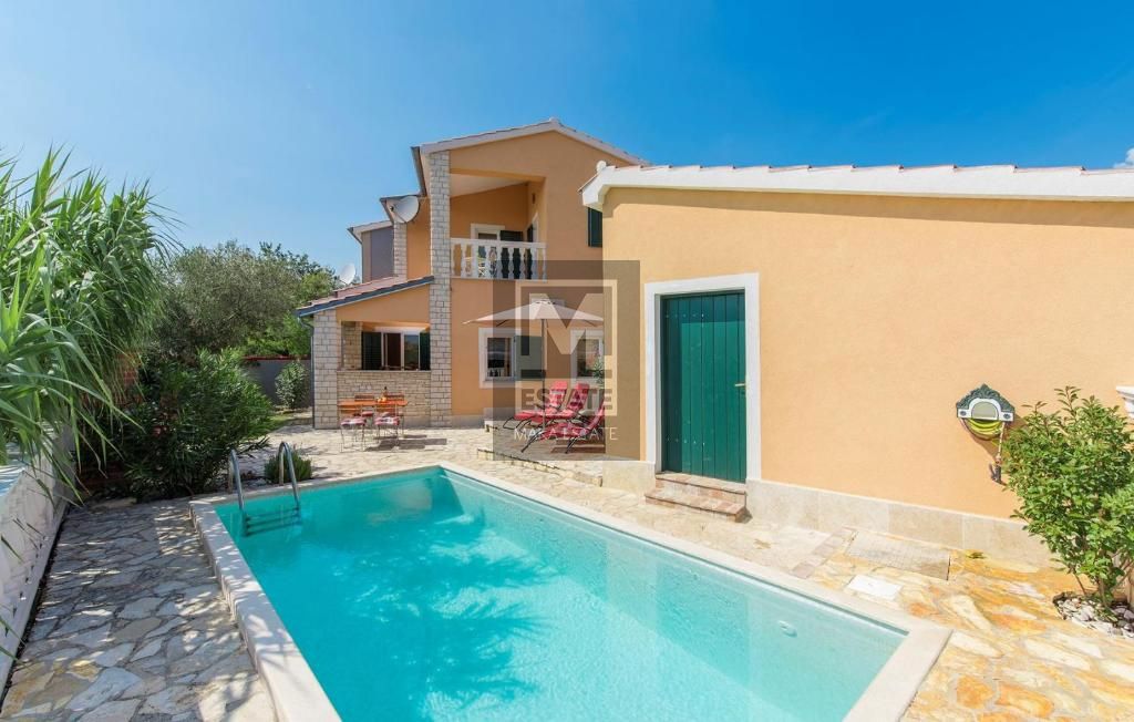Parenzo, dintorni, Casa con piscina e bellissima vista sul mare