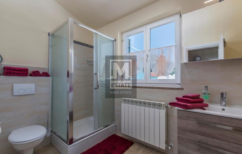 Parenzo, dintorni, Casa con piscina e bellissima vista sul mare