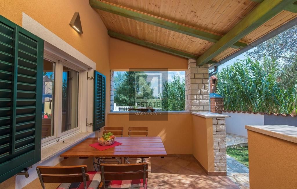 Parenzo, dintorni, Casa con piscina e bellissima vista sul mare