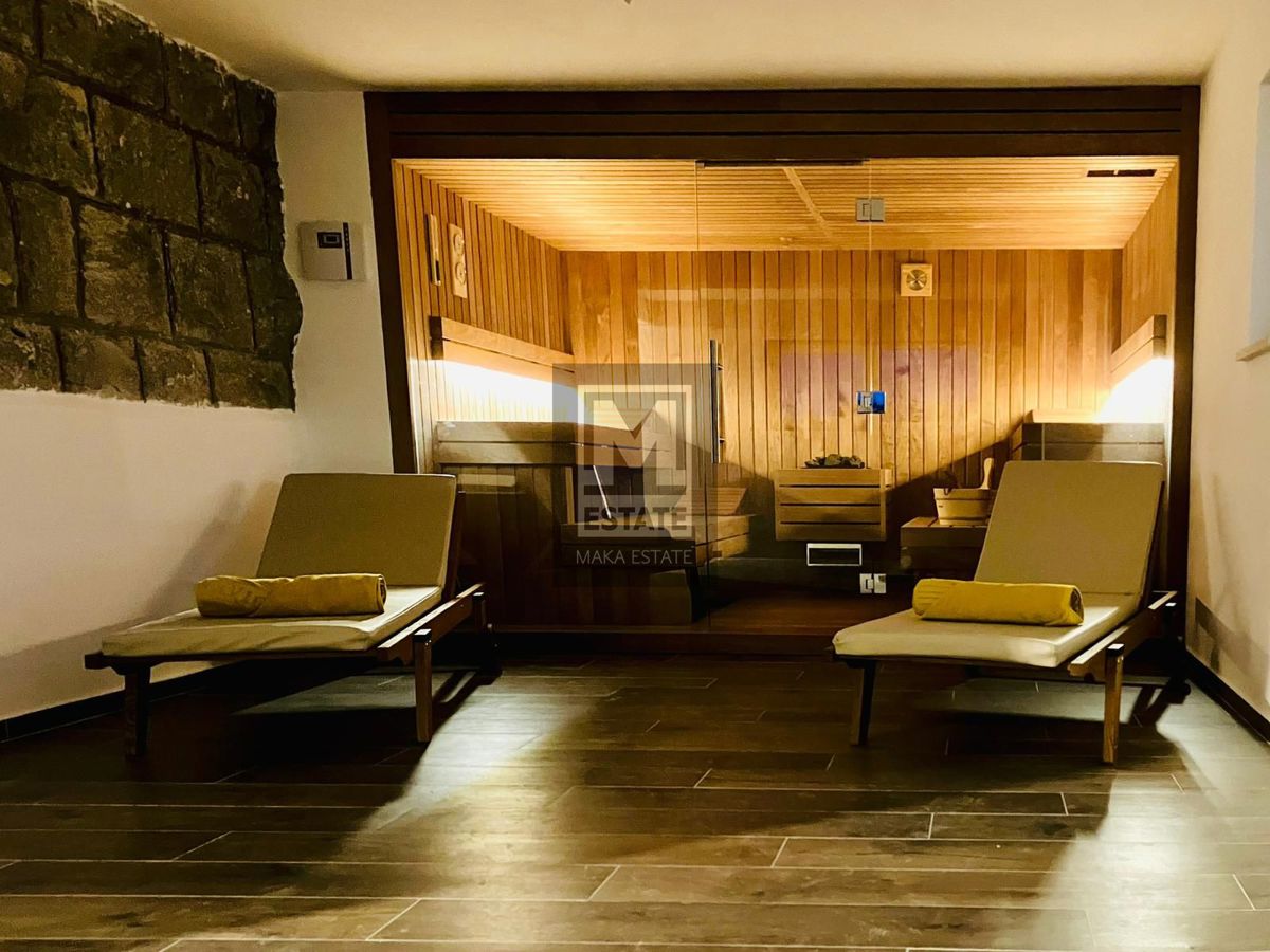 Parenzo, dintorni - Scuola rinnovata con piscina e sauna!
