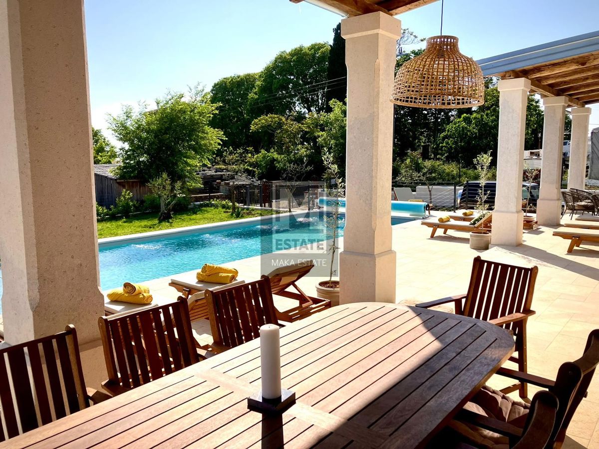 Parenzo, dintorni - Scuola rinnovata con piscina e sauna!