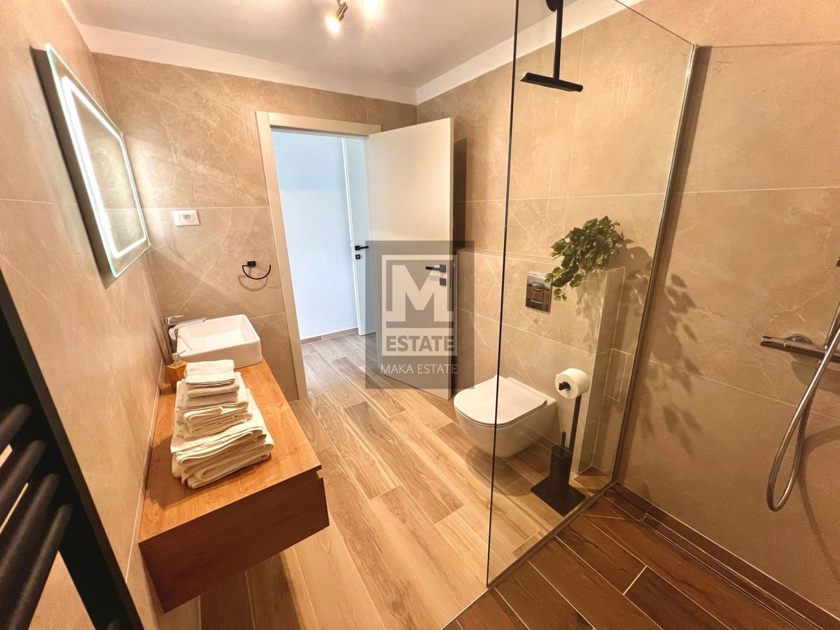 Parenzo, dintorni - Scuola rinnovata con piscina e sauna!