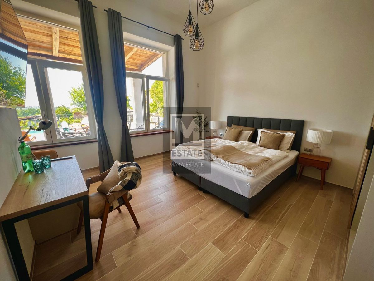Parenzo, dintorni - Scuola rinnovata con piscina e sauna!