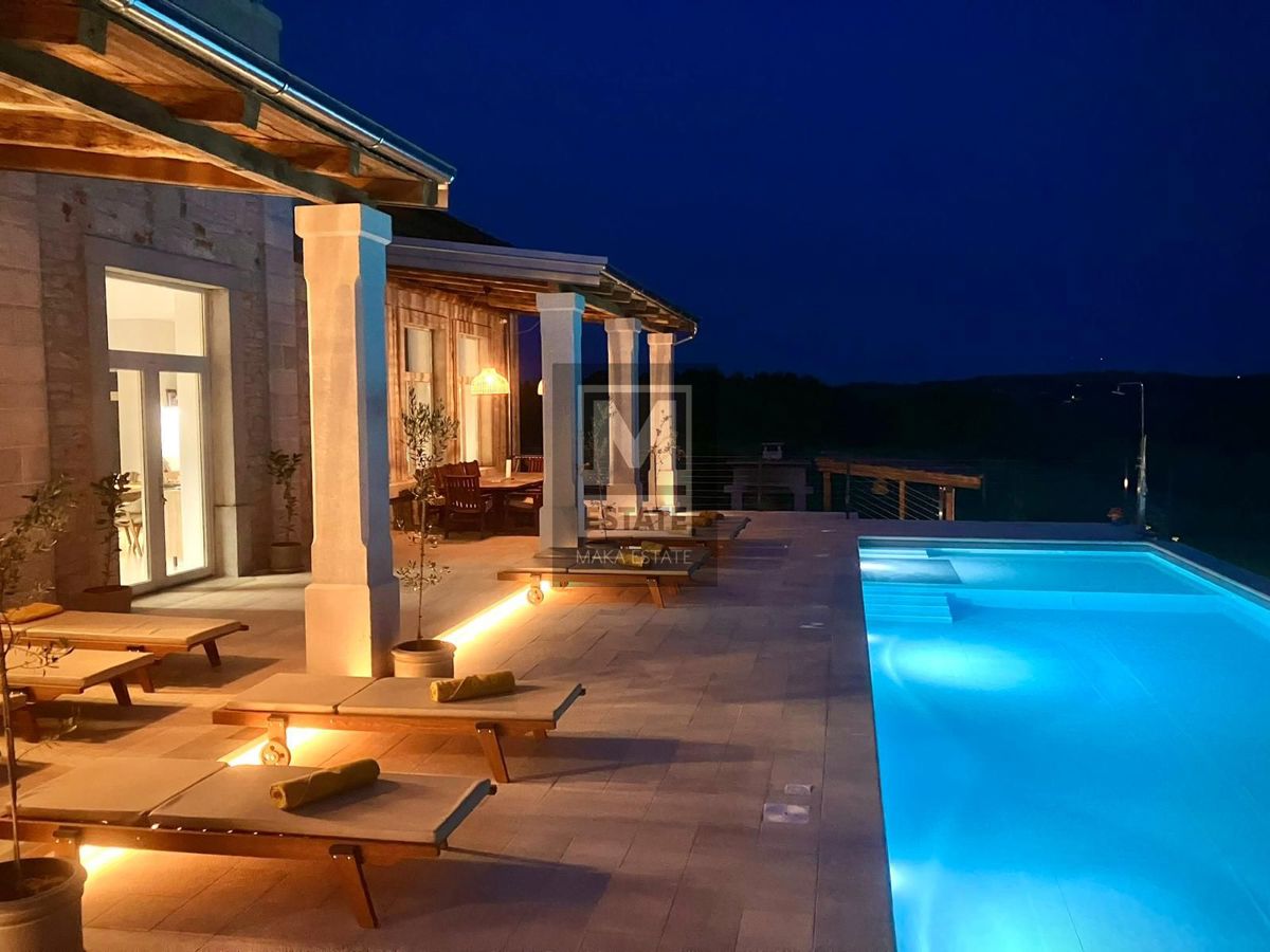 Parenzo, dintorni - Scuola rinnovata con piscina e sauna!