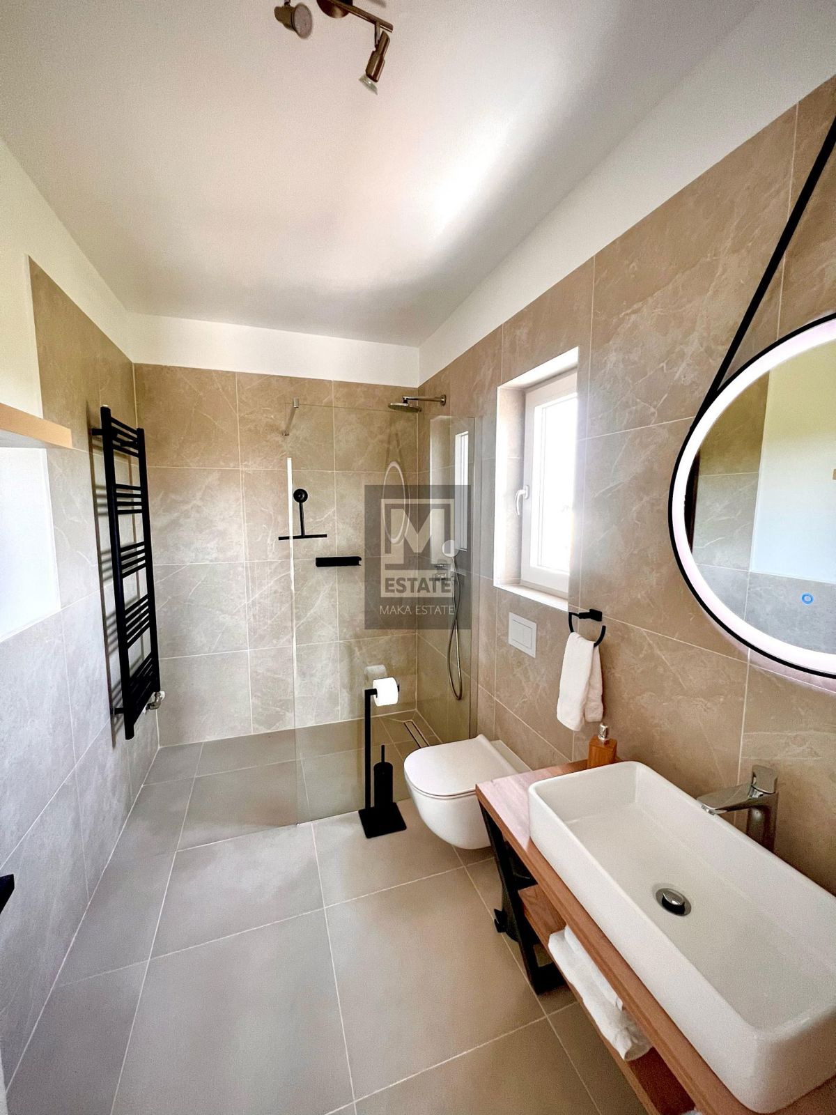 Parenzo, dintorni - Scuola rinnovata con piscina e sauna!
