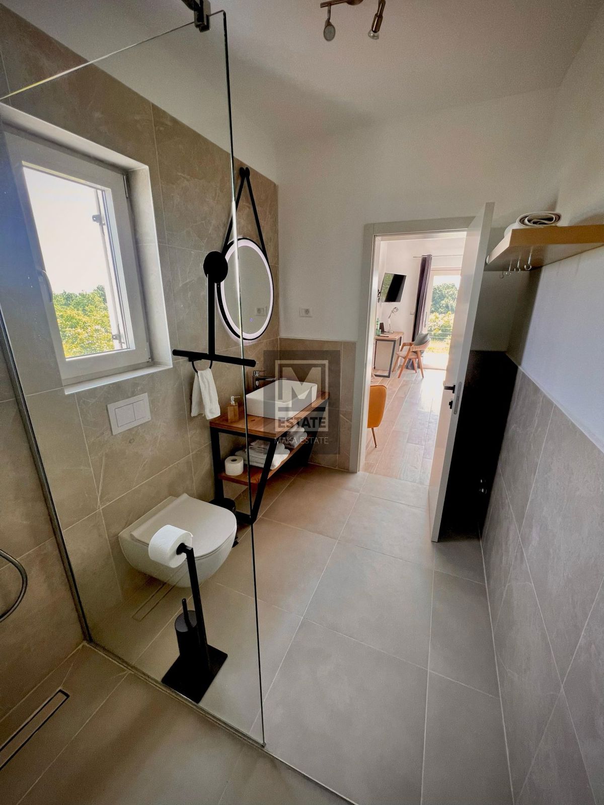 Parenzo, dintorni - Scuola rinnovata con piscina e sauna!