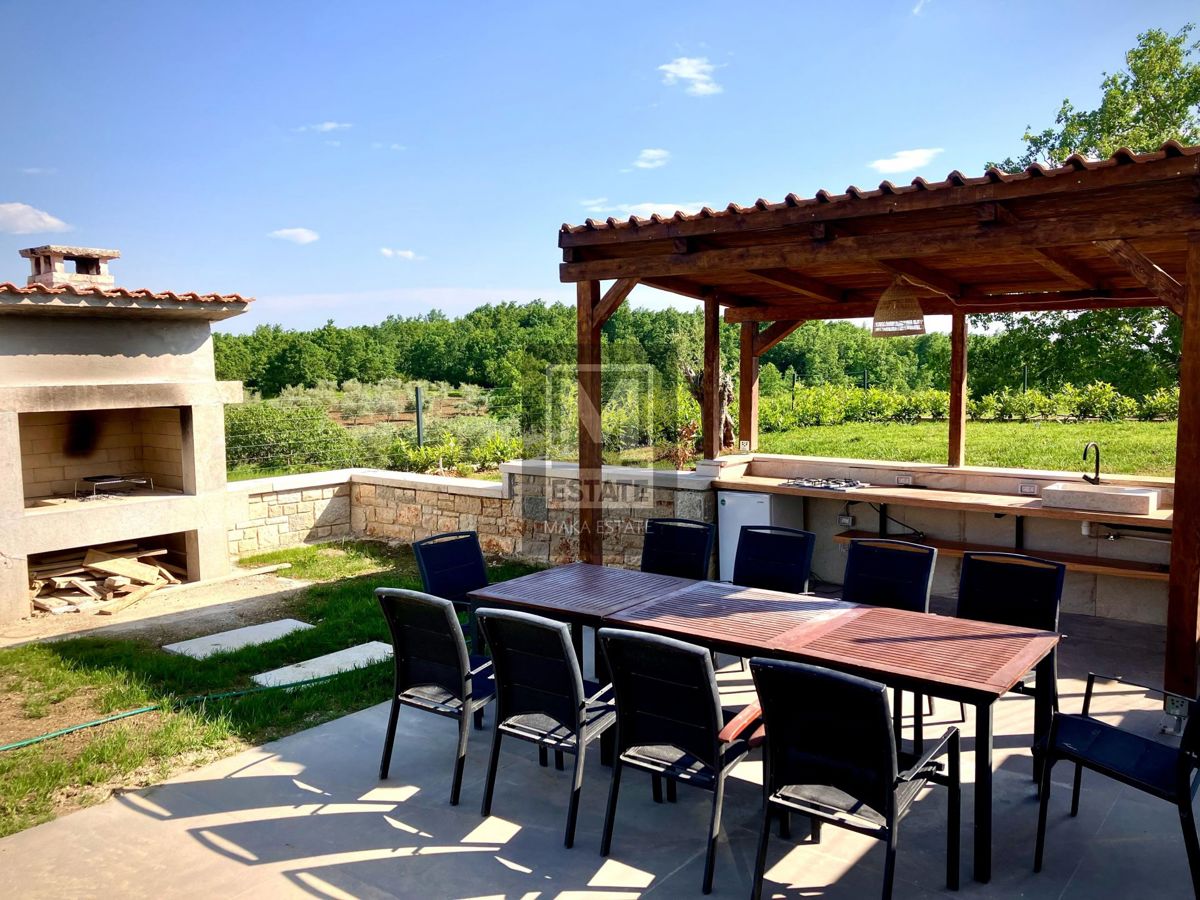 Parenzo, dintorni - Scuola rinnovata con piscina e sauna!