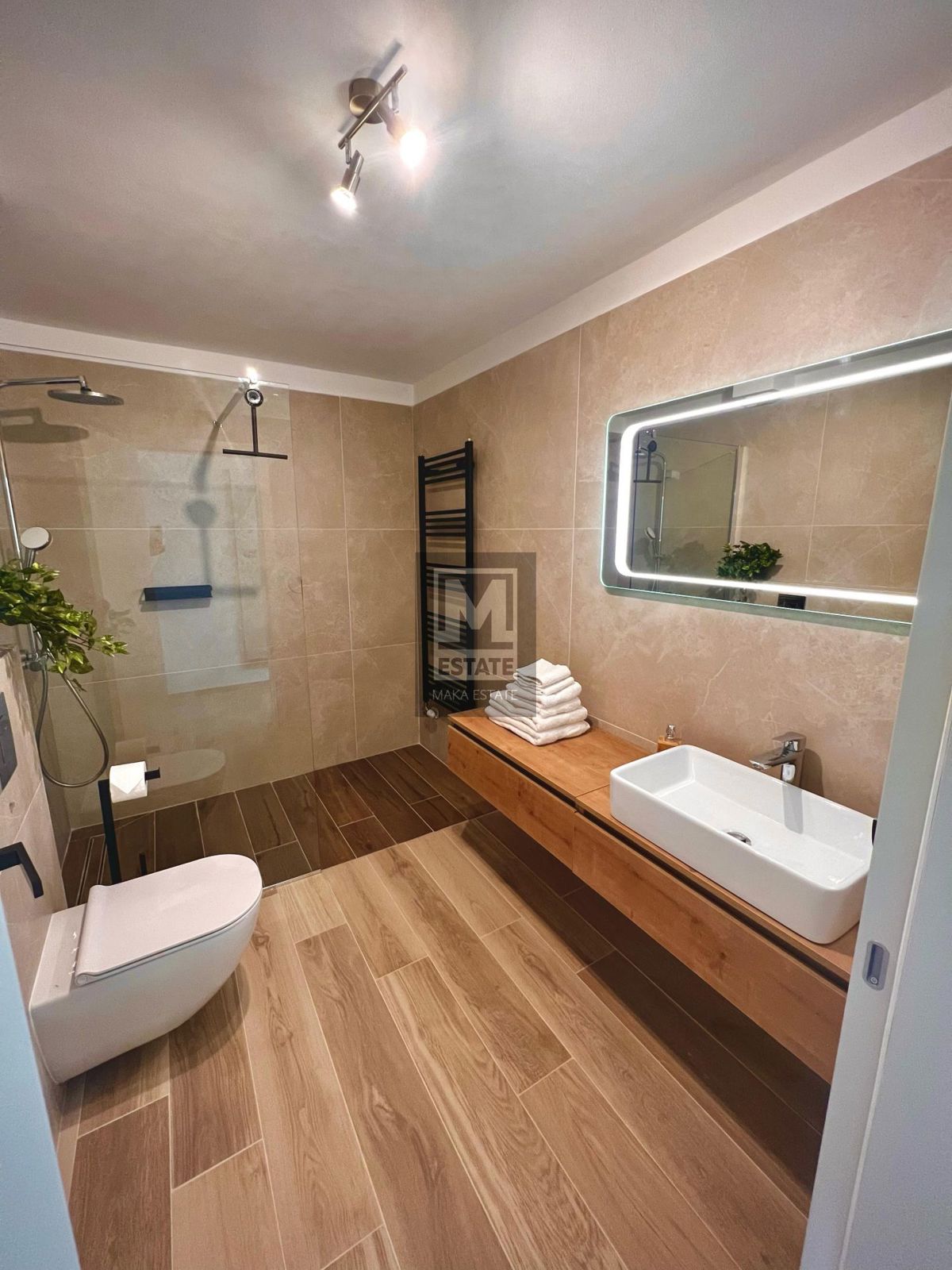 Parenzo, dintorni - Scuola rinnovata con piscina e sauna!