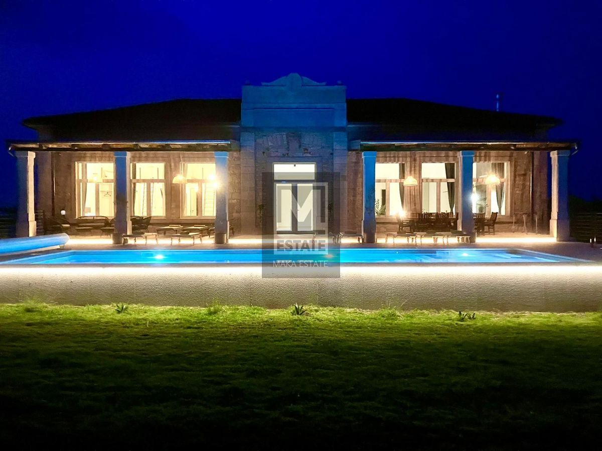 Parenzo, dintorni - Scuola rinnovata con piscina e sauna!