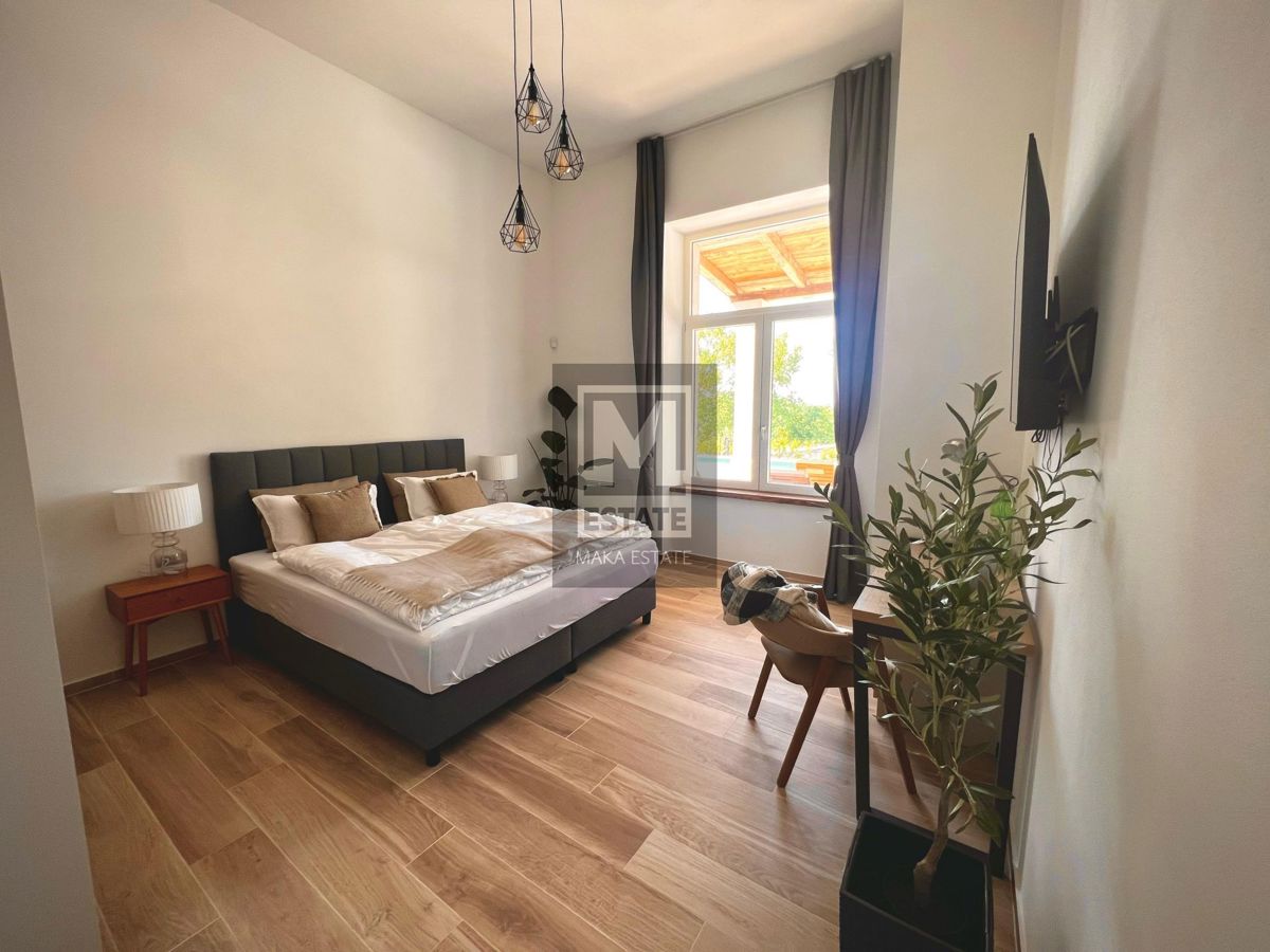 Parenzo, dintorni - Scuola rinnovata con piscina e sauna!
