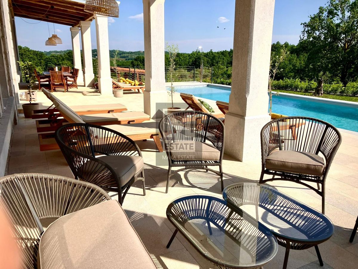 Parenzo, dintorni - Scuola rinnovata con piscina e sauna!