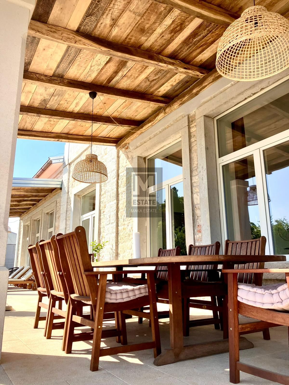 Parenzo, dintorni - Scuola rinnovata con piscina e sauna!