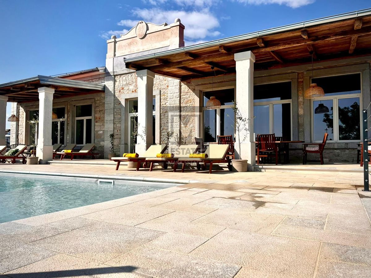 Parenzo, dintorni - Scuola rinnovata con piscina e sauna!