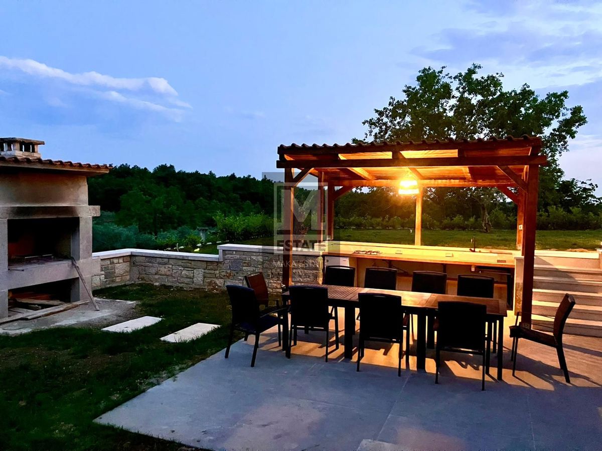 Parenzo, dintorni - Scuola rinnovata con piscina e sauna!