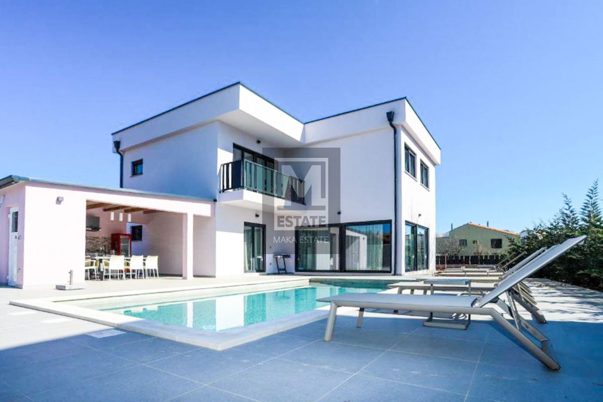 Parenzo, ottima villa con piscina a 800 m dal mare!