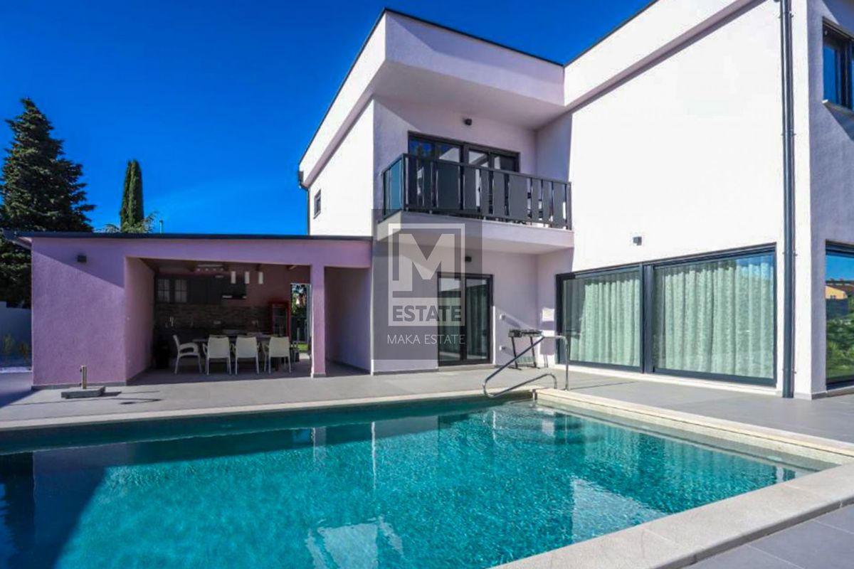 Parenzo, ottima villa con piscina a 800 m dal mare!