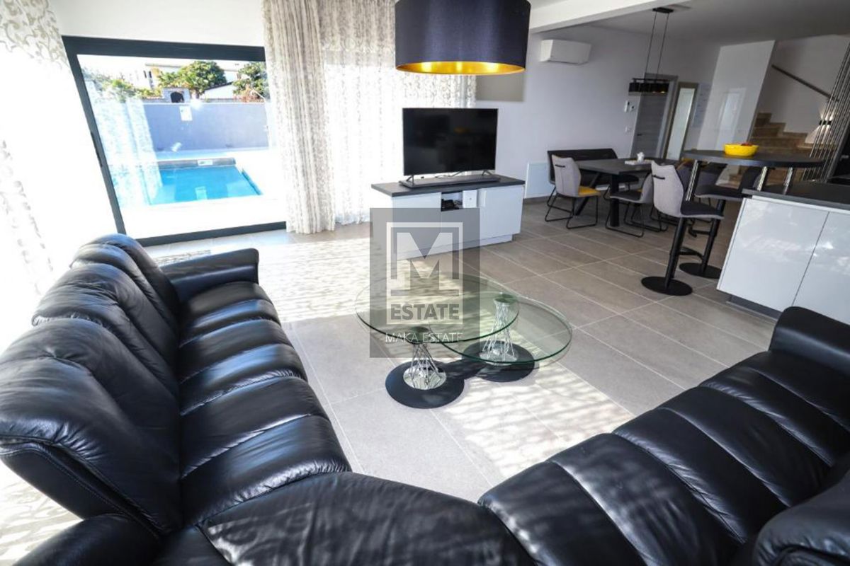 Parenzo, ottima villa con piscina a 800 m dal mare!