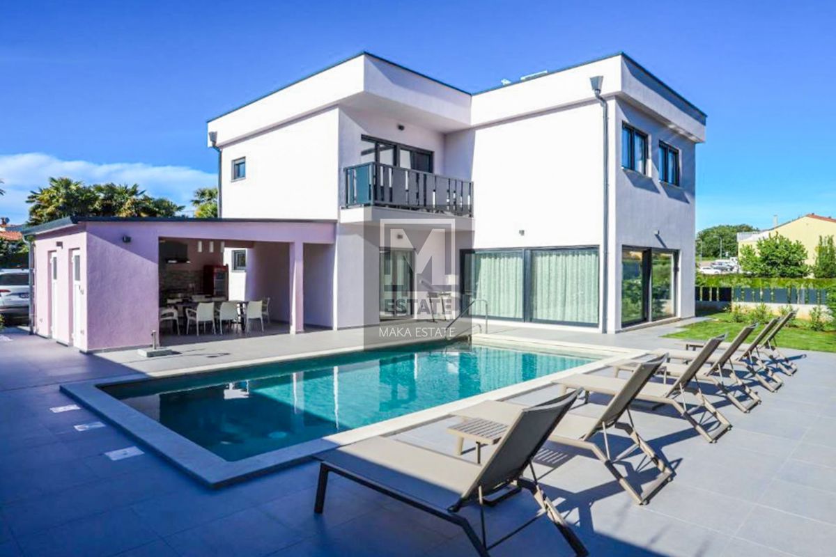 Parenzo, ottima villa con piscina a 800 m dal mare!