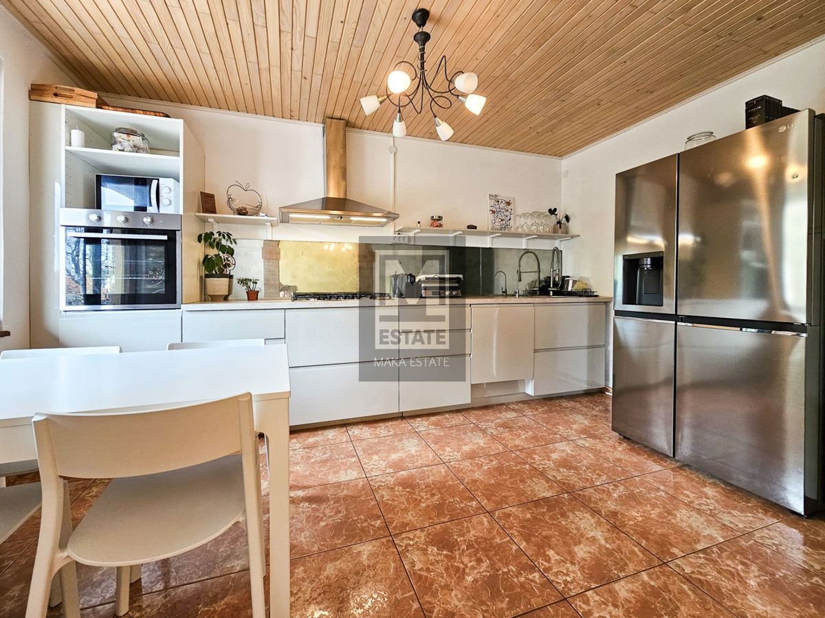 Parenzo, casa bifamiliare con due appartamenti e giardino in una posizione ambita!