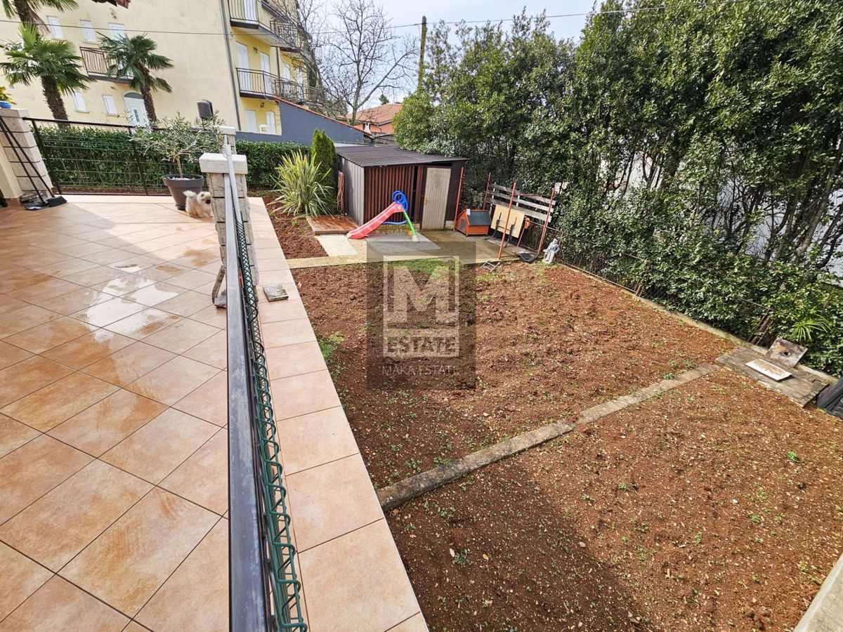 Parenzo, casa bifamiliare con due appartamenti e giardino in una posizione ambita!