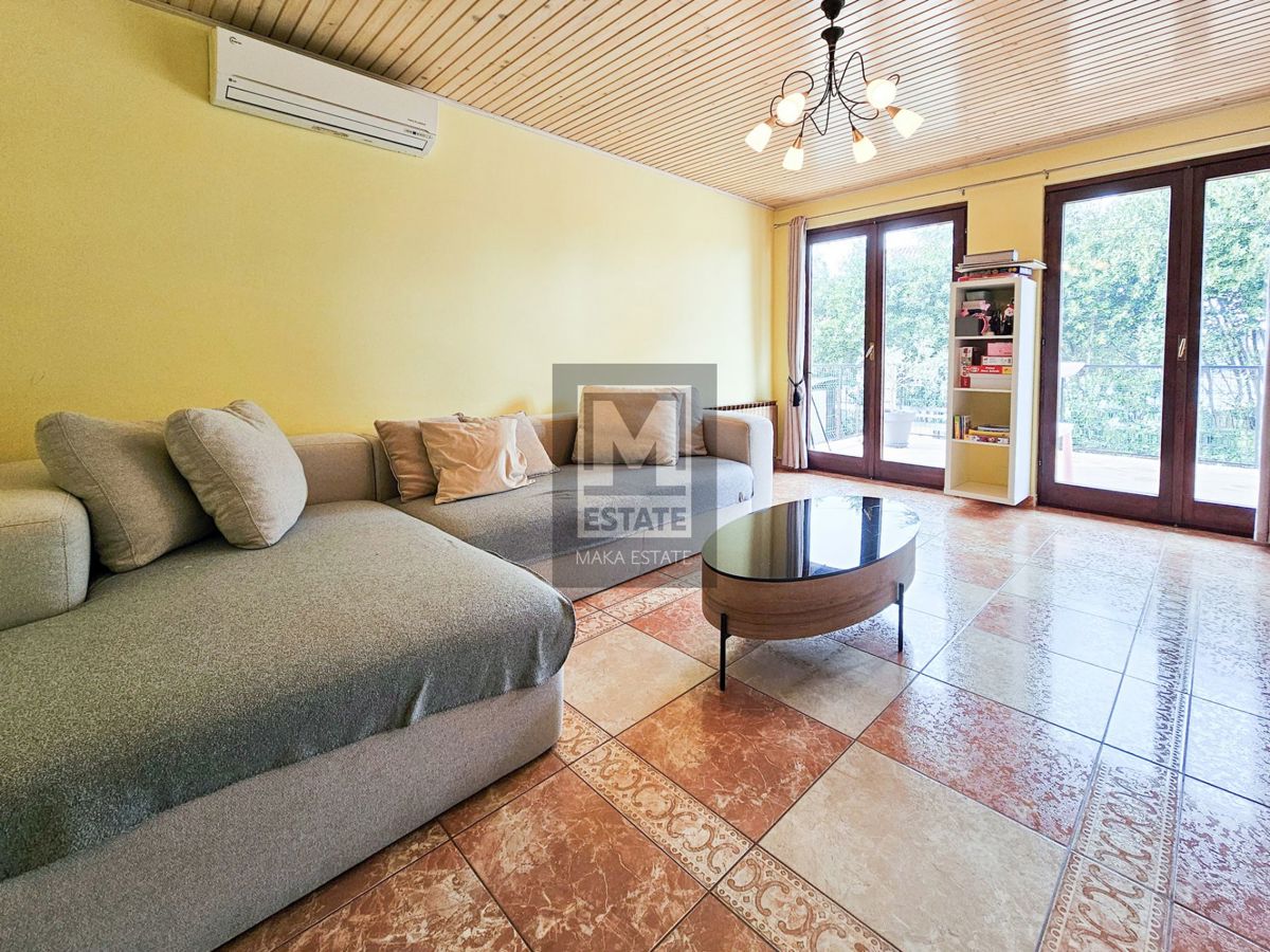 Parenzo, casa bifamiliare con due appartamenti e giardino in una posizione ambita!