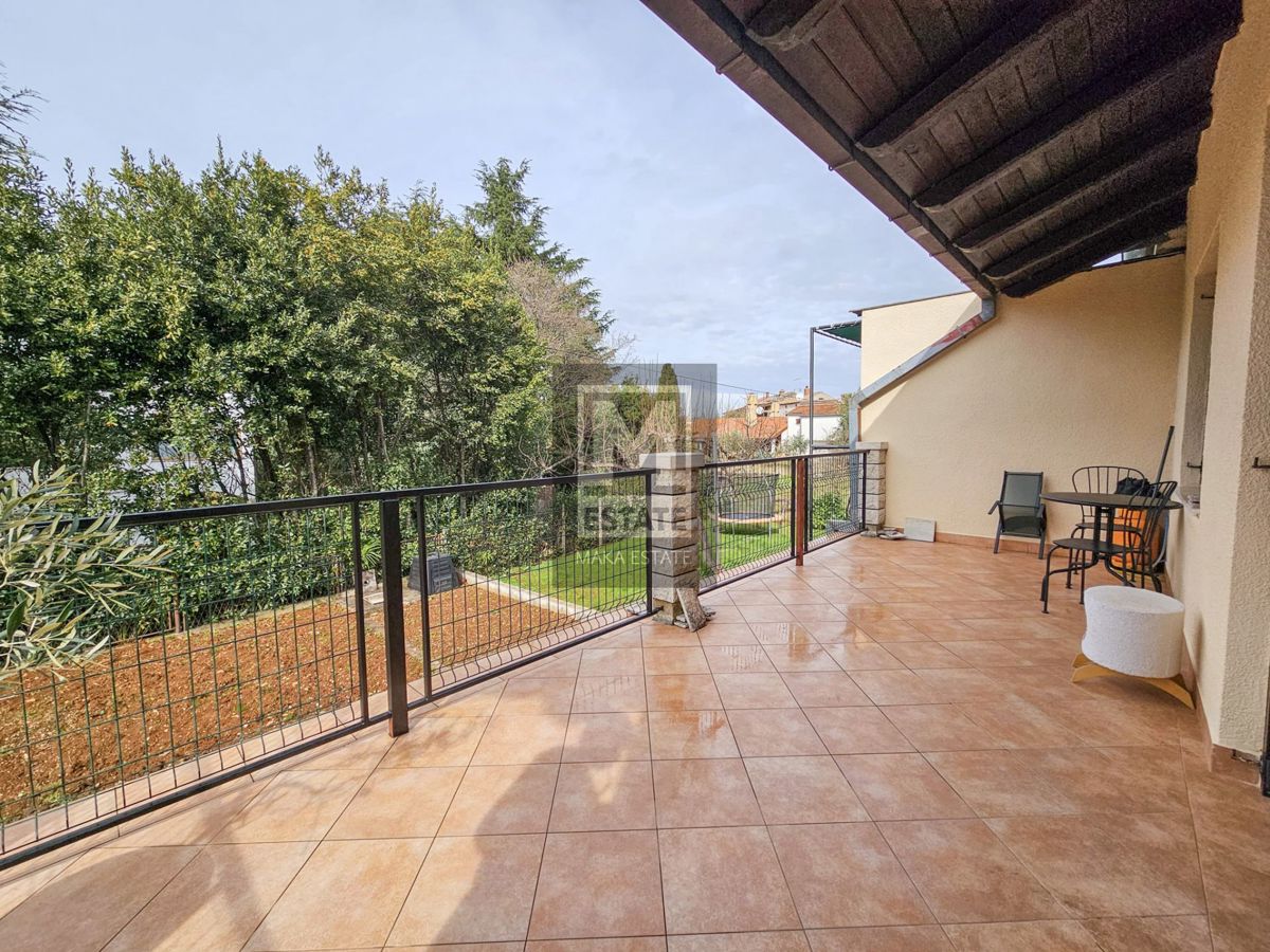 Parenzo, casa bifamiliare con due appartamenti e giardino in una posizione ambita!