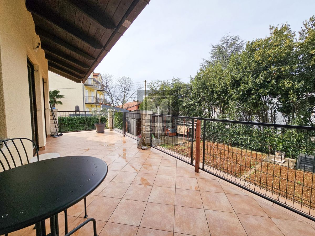 Parenzo, casa bifamiliare con due appartamenti e giardino in una posizione ambita!
